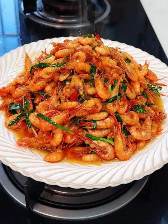 韭菜炒小河虾没想到小朋友这么喜欢吃,尤其是搭配点韭菜炒一下,绝了