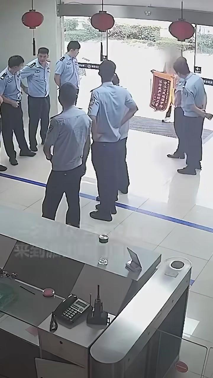 “我找国警官!”一派出所正准备早点名时,群众卡点来到门口,为曾多次上门帮自己调解邻里纠纷的