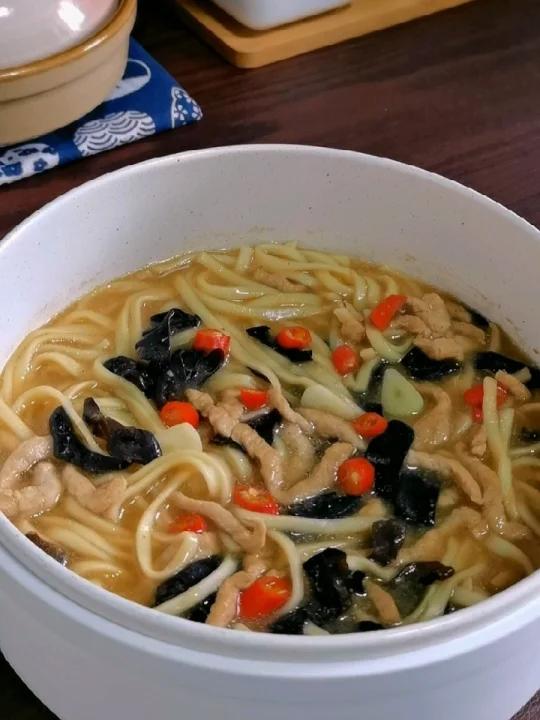每天吃面不重样这碗木耳肉丝面绝了