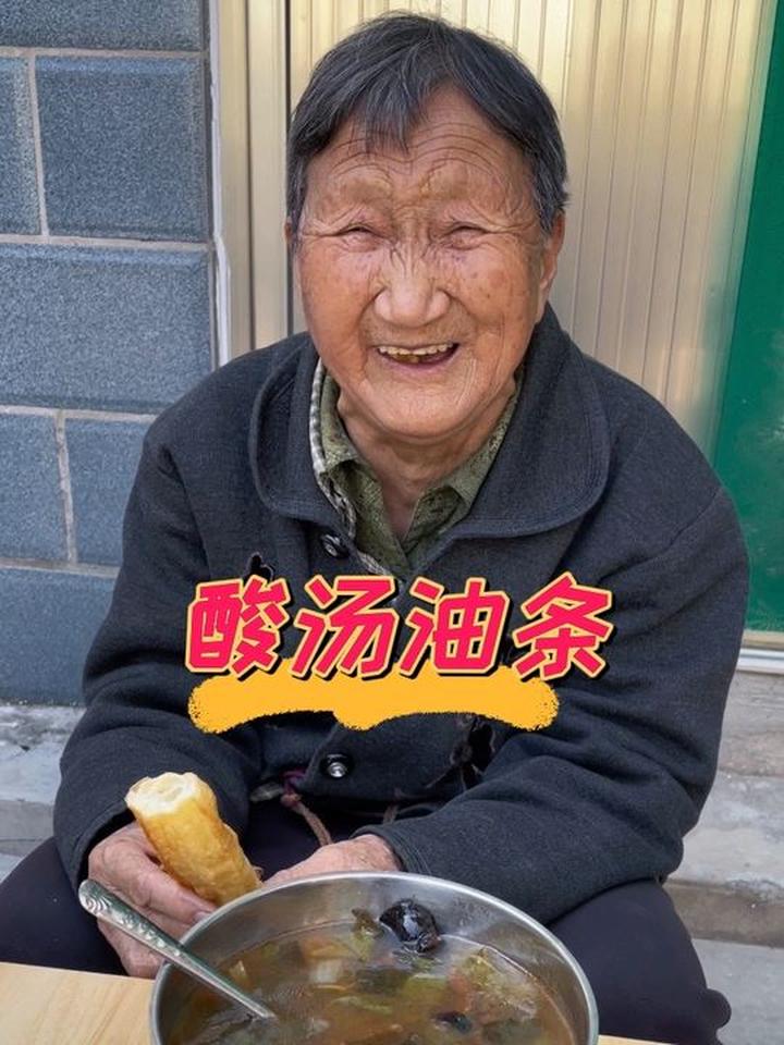 一口酸爽酸汤搭配金黄油条，这才是平淡生活味！