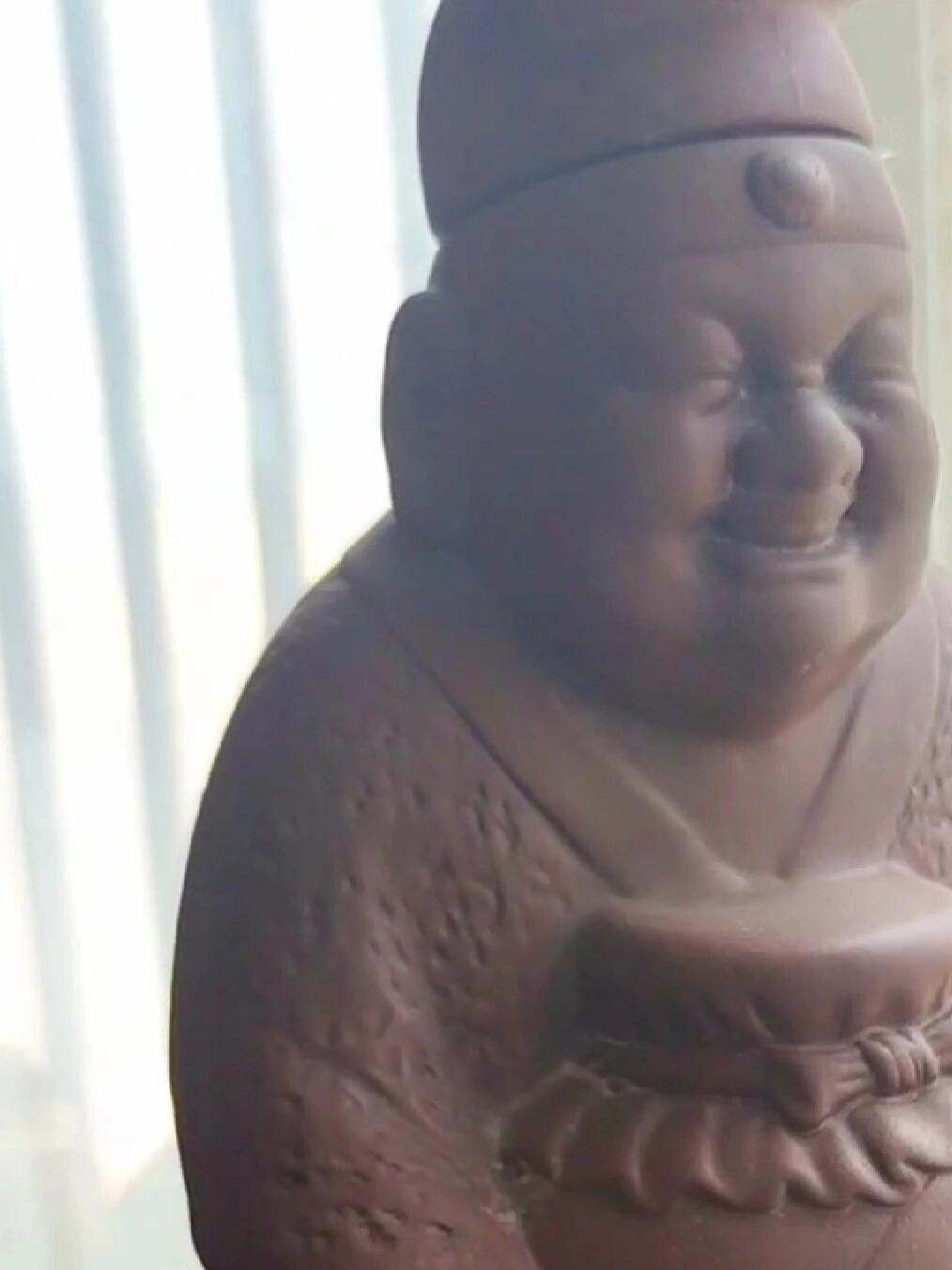你有没有跟我一样,喜欢安静的一个人坐在鱼缸边,看着清澈透明的水里鱼儿自由自在的游,一天疲惫