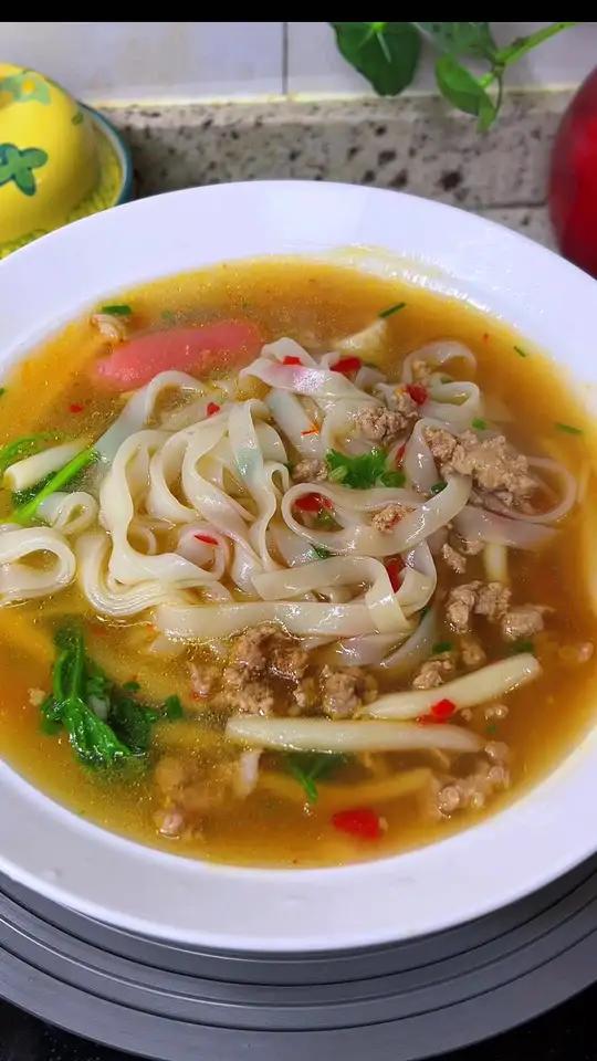孩子的早餐就这样煮一锅三鲜汤河粉,做法又快又简单,孩子也爱吃