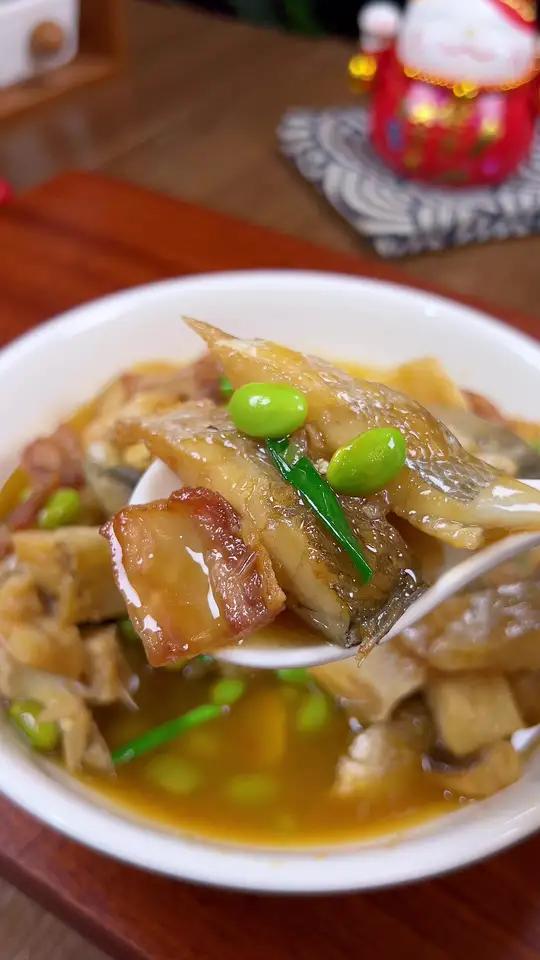 家烧黄鱼鲞段 在我们温州,如果下饭菜有排名的话,那么这道家烧黄鱼鲞段,能排第几呢,鲜美好吃
