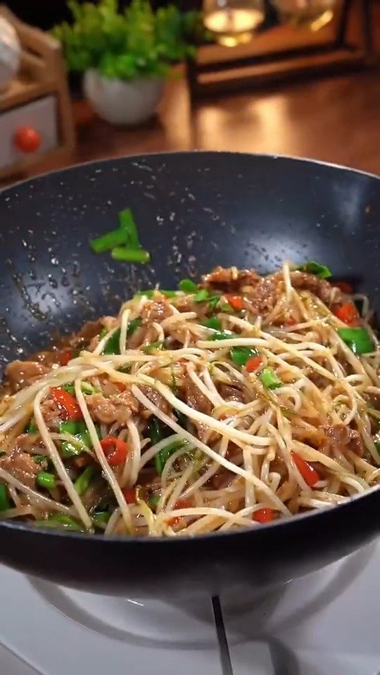 午饭吃什么 豆芽炒肉,简单好吃又下饭,快学起来吧!(做饭其实很简单)赣青爱分享