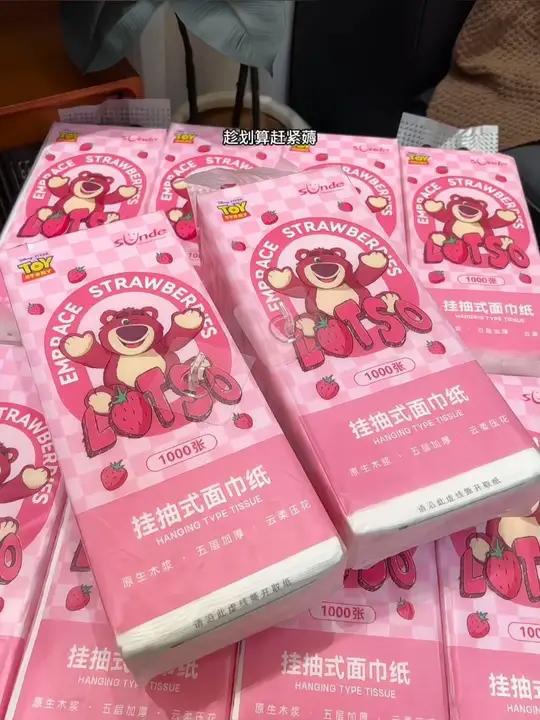 哇塞!迪士尼草莓熊加大加厚的悬挂抽纸诶!真的超大一提,纸质嘎嘎好啊!关键价格也很划算!超便