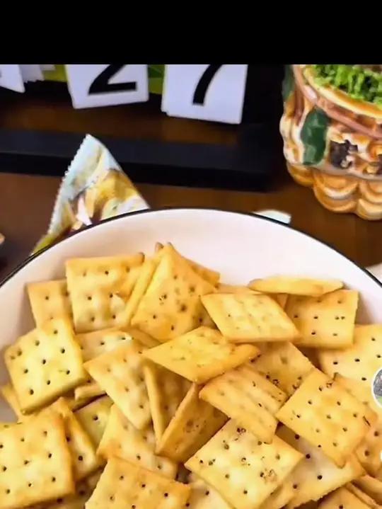 好吃到根本停不下来~海盐香葱味咸味苏打饼干,零食推荐 好吃到停不下来 追剧小零食 办公室零
