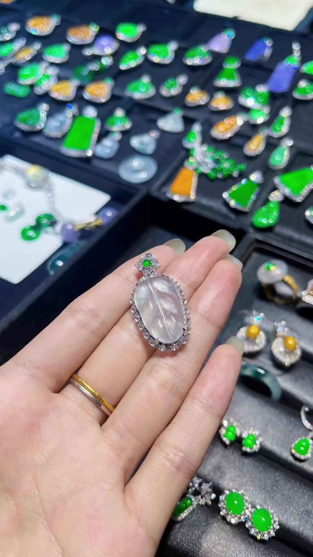 有灵魂的翡翠,怎么看都精致,奢华 大气 高级。天然翡翠 翡翠挂件 翡翠福豆吊坠 叶子翡翠 
