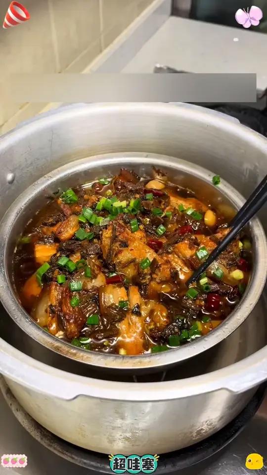 今天分享一道我的拿手菜梅干菜烧肉,我觉得比梅菜扣肉还要好吃,做法简单家常,软烂入味,里面的