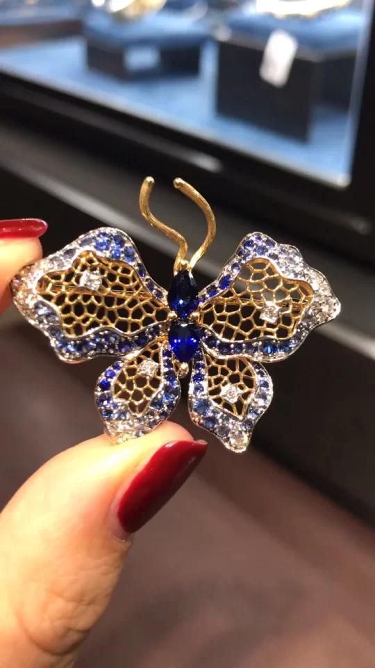 像奥黛丽·赫本一样拥有 蓝宝石蝴蝶胸针