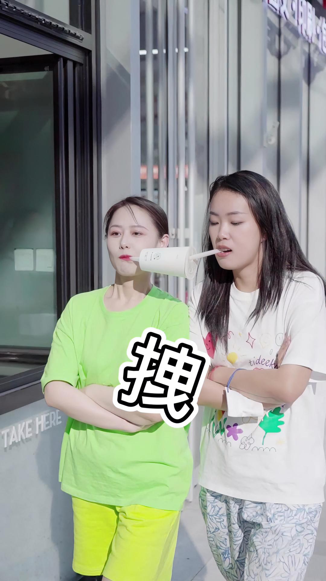 可以但没必要!有趣人类周末 可以但没必要的喝奶茶姿势
