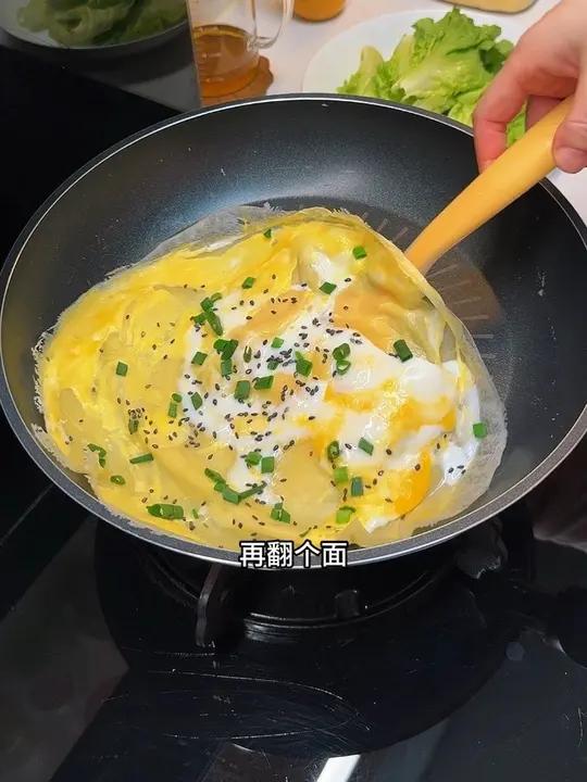 早餐不知道吃什么的时候,我家最常吃的就是鸡蛋饼。#早餐必备煎饼 煎饼 #鸡蛋饼 #手抓饼 