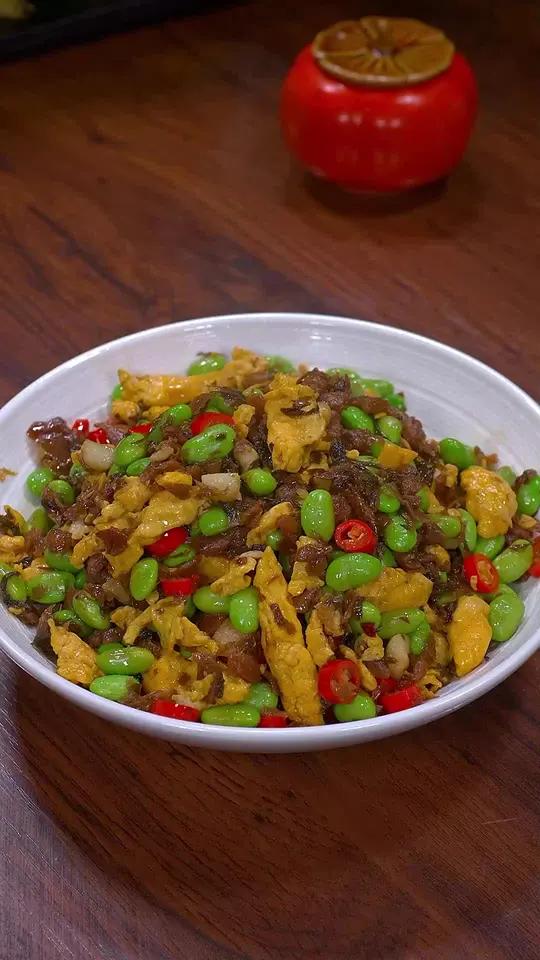 毛豆鸡蛋炒外婆菜 外婆菜毛豆炒鸡蛋,做法简单,香辣下饭 外婆菜菜毛豆炒鸡蛋