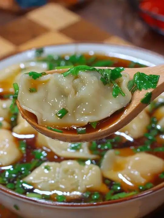 孩子上学的早餐爱吃这个虾仁黑猪肉水饺，各个皮薄馅足，鲜香多汁