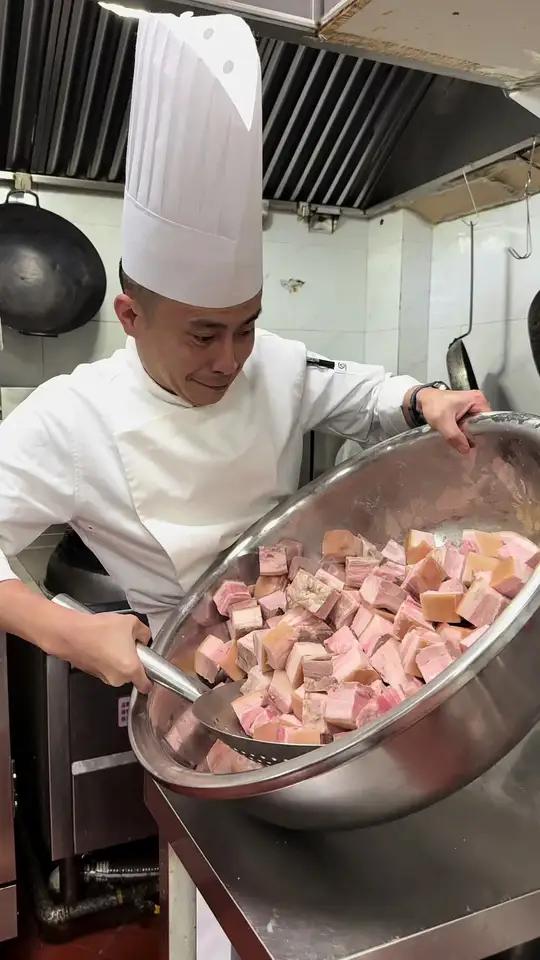(梅菜红烧肉)精品五花肉30 大料配比:八角10克 肉蔲6克 香叶3克 山奈4克 小茴香2