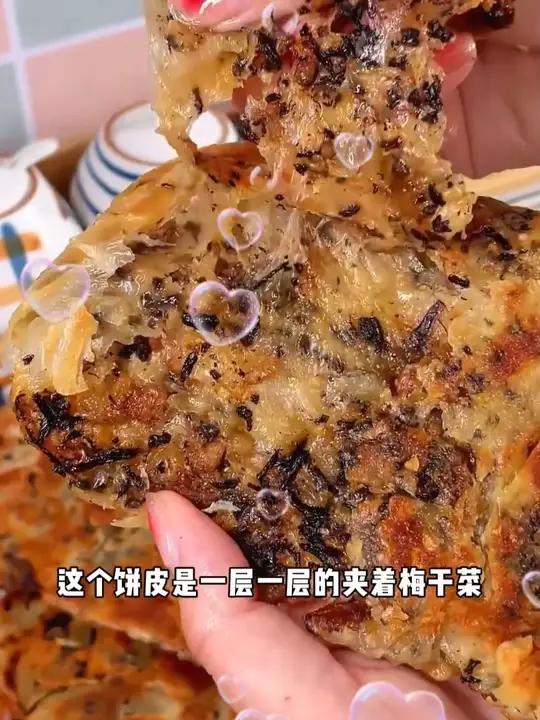 非常好吃的梅干菜锅盔在家几分钟就能搞定,可煎可烤,煎出来酥酥脆脆,好吃还方便