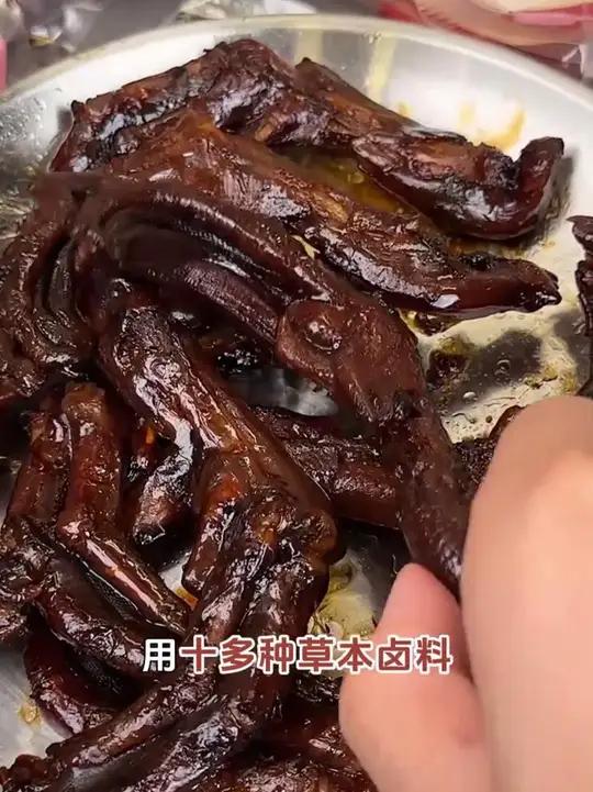 比卤味店卖的还好吃的老卤鸭掌,肉质紧实特别香,追剧下酒贼过瘾
