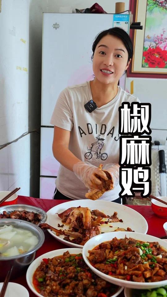 我们家里一过节就喜欢吃这个椒麻鸡,一整只就有2斤,肉质不柴,很紧实,又麻又辣,特别好吃!