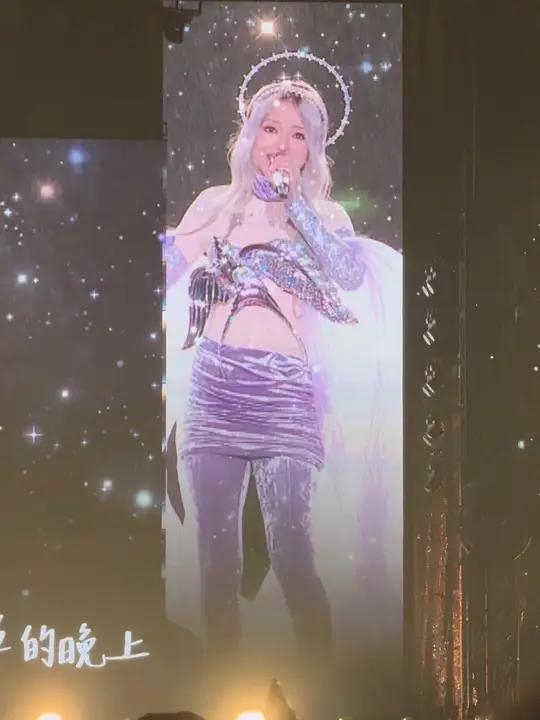 3万多人的曲靖张韶涵演唱会《有形的翅膀》,因为有想要的生活,我们都在做努力的赶路人,一张照