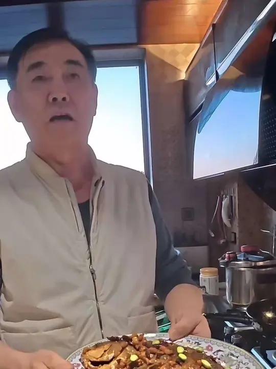 干烧鲳鱼 过年了,年夜饭必须有的一道菜就是鱼,寓意年年有余。今天我给大家做一道鲁菜,干烧鲳