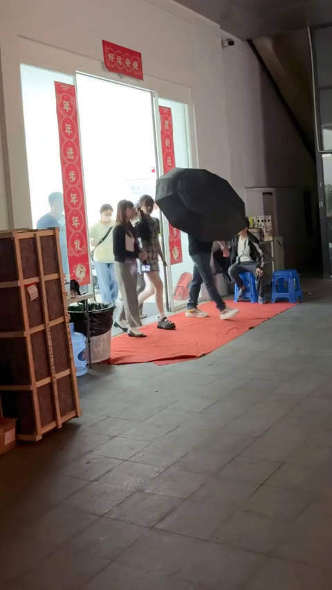 虞书欣松下来的时候小肚子凸得好严重