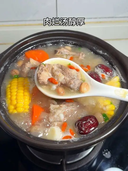冬天太适合煲这个莲藕玉米排骨汤了，排骨软烂入味，汤鲜甜好喝，大人孩子都爱喝！