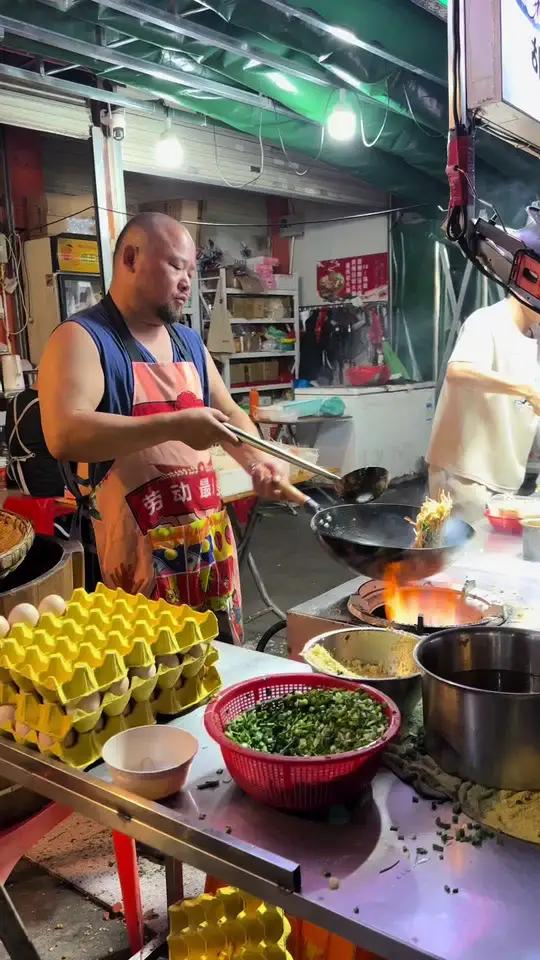 别嫌弃摆摊赚钱的狼狈和辛苦,当你进入生活的现场,卡里的余额,才是你最大的体面和底气#手艺人