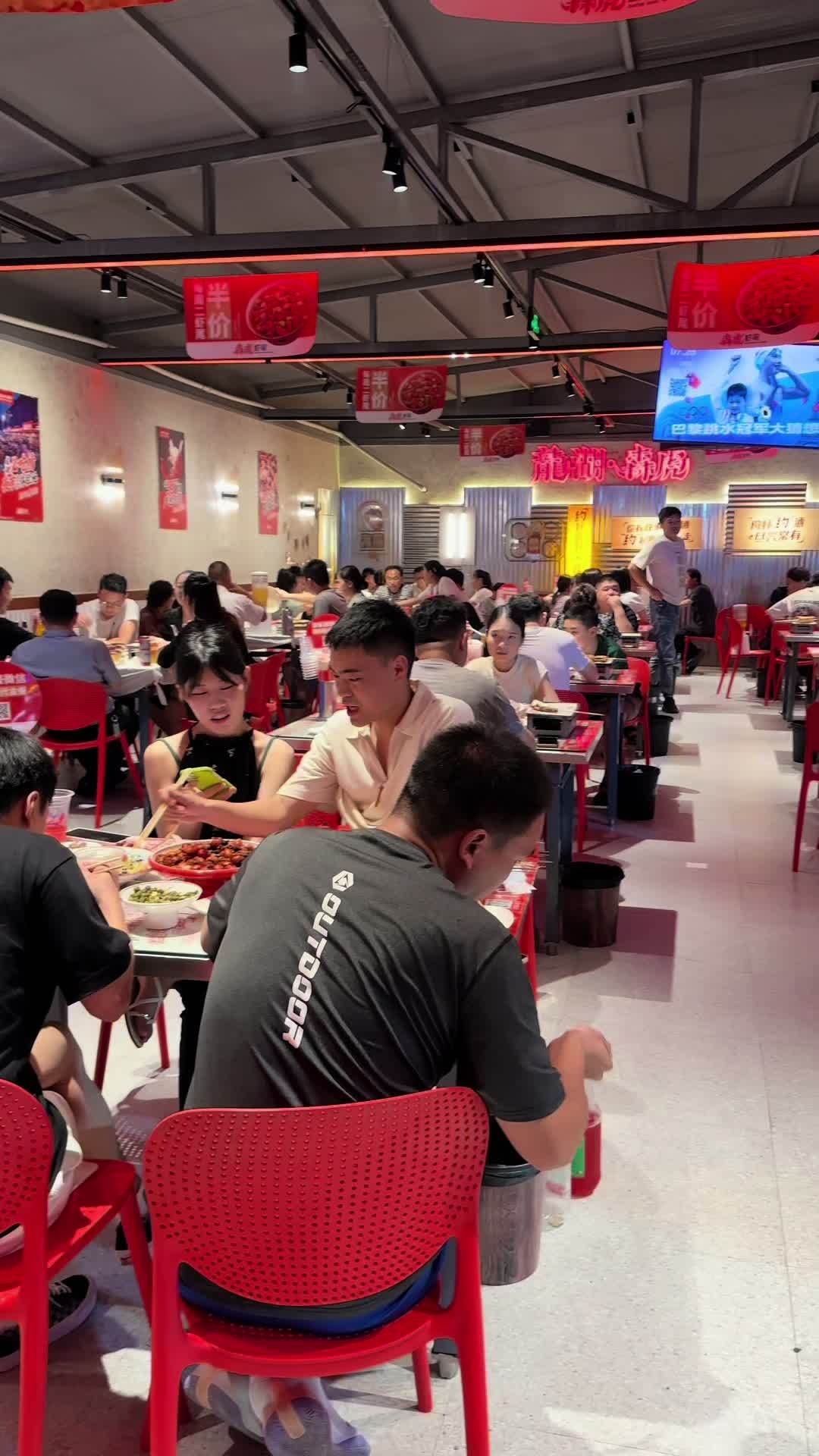 八年前的口味记忆犹新 森虎虾尾 人气爆棚 郑州美食 市井生活 烟火气