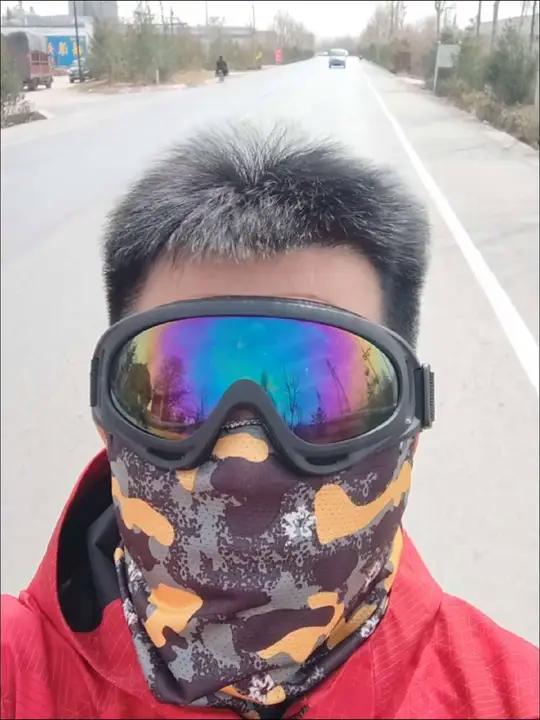 六点刚过,人已经醒了。冷水扑上脸,牙刷在嘴里来回搅动,睡意便彻底溃散。推出自行车,轮胎碾过