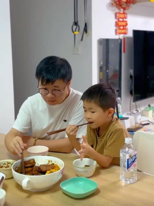 懒人排骨炖!肉菜一锅出好吃到舔手指 家有小学生,晚餐吃什么,今天分享一道我比较喜欢的东北菜