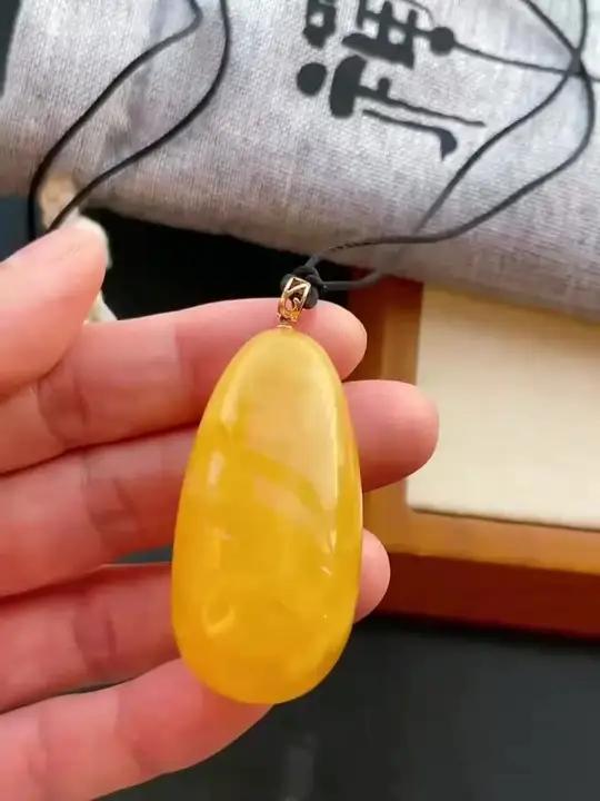 极品.天然原矿蜜蜡.吊坠.挂坠. 18K金扣头.精工镶嵌.坠净重13.90克.尺寸约50.