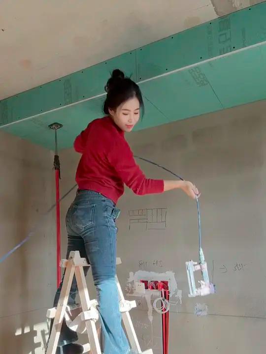 别的女人买衣服,美甲,逛街喝奶茶,而我就不同了,头顶板手拿枪 骑着梯子在工地飞奔#施工现场