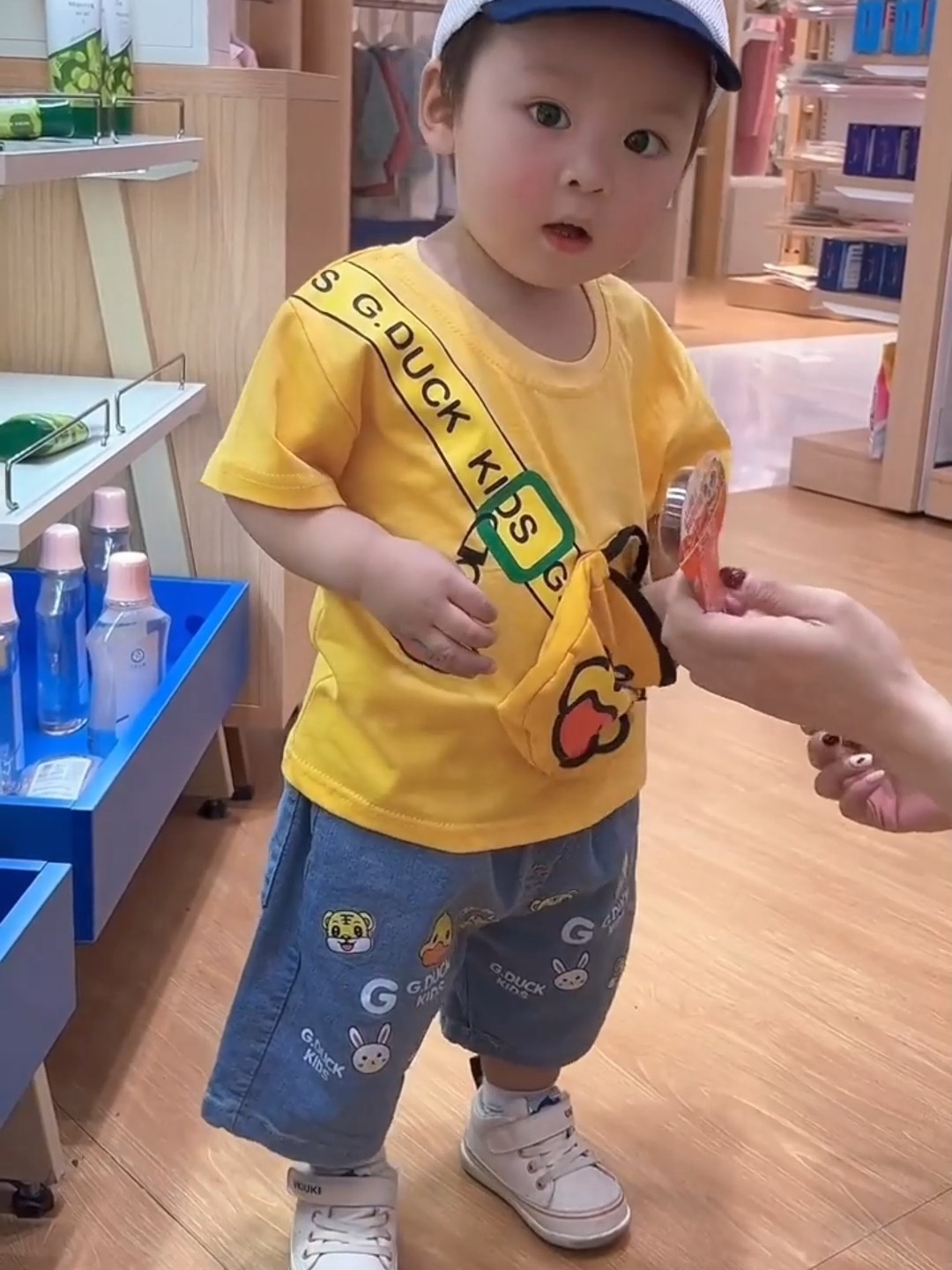 都在搜“童装”?这款小黄鸭套装看过来~