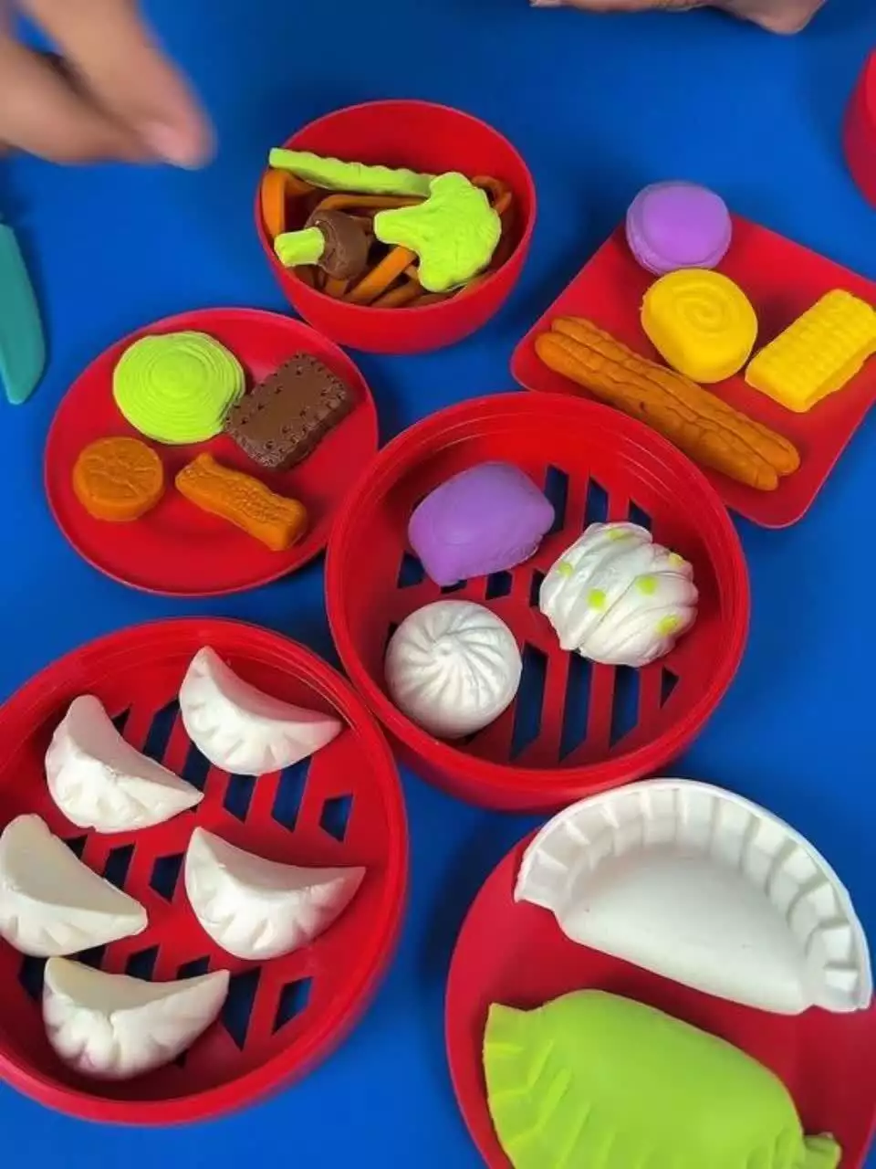 一起动手来用彩泥,做中华美食吧