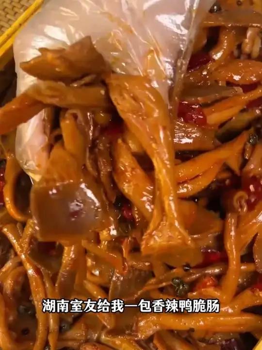 真的好爱吃这个 鸭脆肠 啊！到手足足5大包，吃起来脆嫩爽口，香香辣辣的，追剧吃着巨满足！零