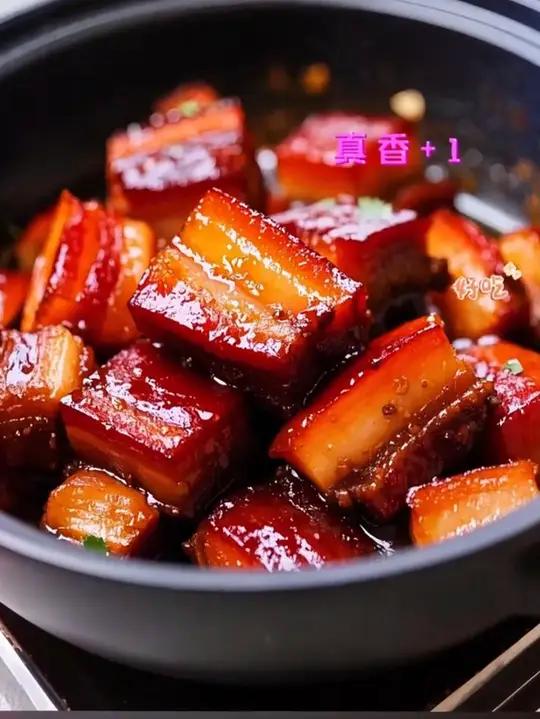 一口难忘!味蕾的至臻享受 揭开锅盖,那浓郁醇厚的香气便扑鼻而来。瞧这一块块红烧肉,方正饱满