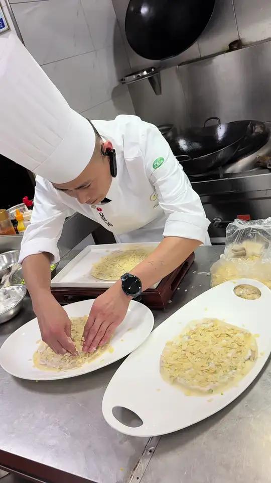 （脆皮小棠菜）在家也能做的杏香脆皮小棠菜，食材处理、制作虾胶、调制脆皮糊、炸制等步骤，简单