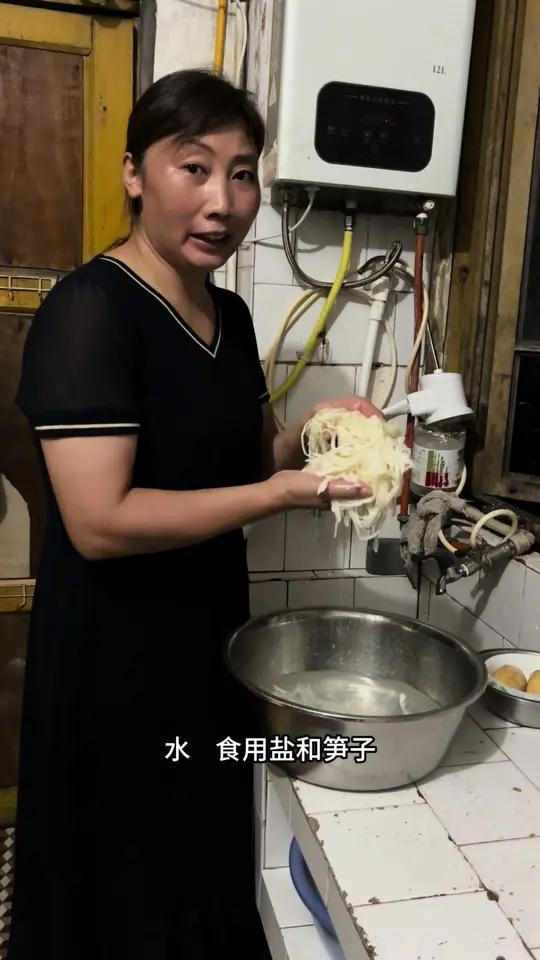 带饭上班不知道吃什么菜,今天还是拿两包糯米笋炒肉带去中午吃,辞职第三天……记录真实生活 糯