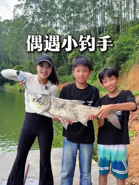 河边偶遇小钓友,带他们体验钓大鱼的一天