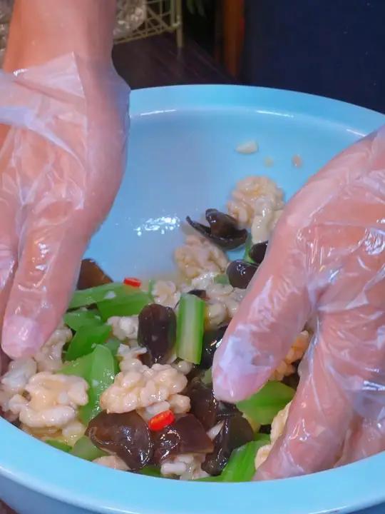 年夜饭的餐桌上安排上这道菜,清脆爽口又好看,大人小孩都爱吃妈呀太香了凉拌核桃仁c