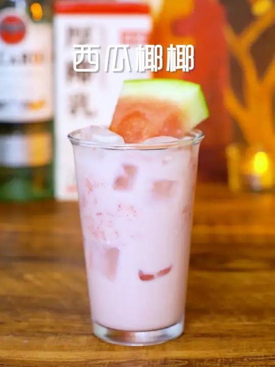 家庭调酒丨西瓜椰椰 夏天一定要喝这杯西瓜椰椰,这个颜色粉嫩粉嫩的,实在是太棒了!材料:西瓜