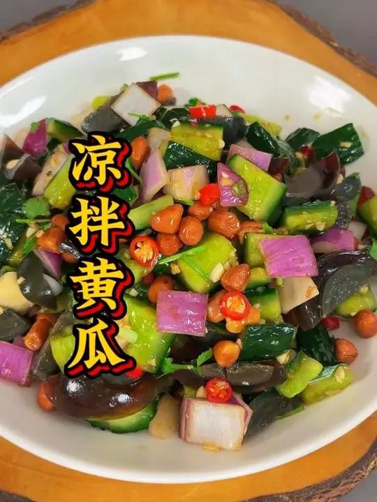 黄瓜拌皮蛋的做法 把黄瓜放进开水中烫一烫,做出来就是夏天清脆爽口开胃解腻的小凉菜#黄瓜拌皮