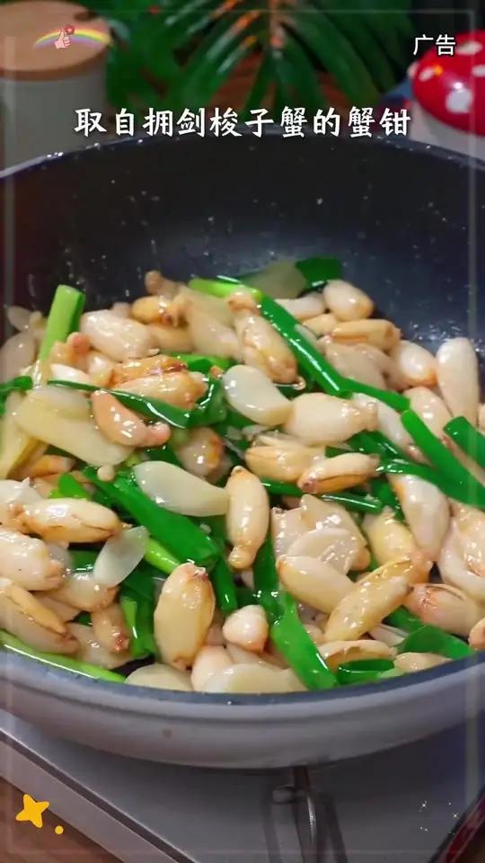 用蟹腿肉做的海鲜炒饭简直绝了,自从买了这个不花心家的鲜剥蟹腿肉,吃蟹肉再也不用剥壳了海鲜美