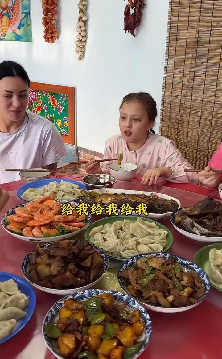 中俄混血小美女吃饺子没抢到硬币超失望