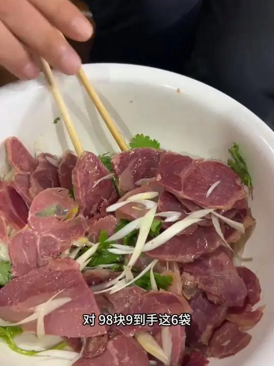 老乡们,现在牛腱肉非常的划算,到手6袋,一共一斤六两二,袋袋拉丝,有筋有肉,赶紧去拍牛腱肉