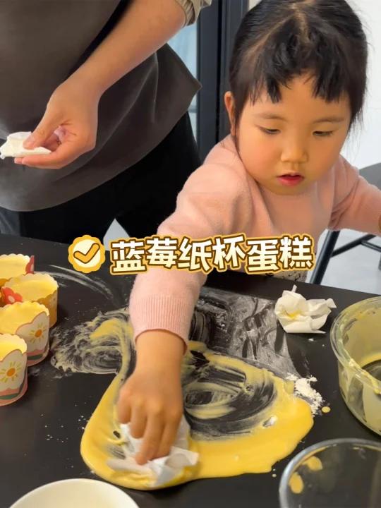 3岁小屁孩竟然会做纸杯蛋糕!