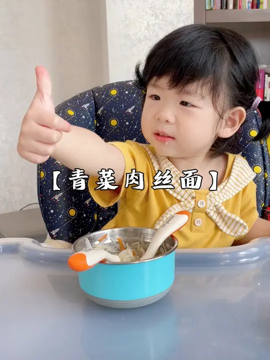 舅舅做儿童青菜肉丝面，小外甥女吃得超满足！