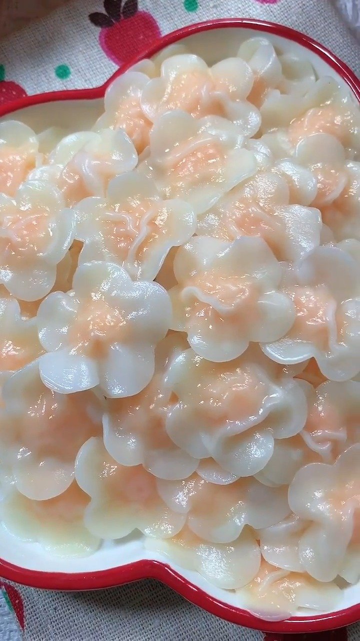 「宝宝辅食:花朵小馄饨」造型可爱味道鲜美,一口一个鲜虾小馄饨,营养美味,适合月龄9+宝宝哦