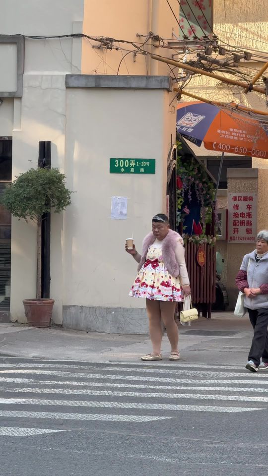 三八节快乐呀，愿所有女生都能活成自己的“小公主”。偶遇安福路小公主出街，洛丽塔碎花裙手拿奶
