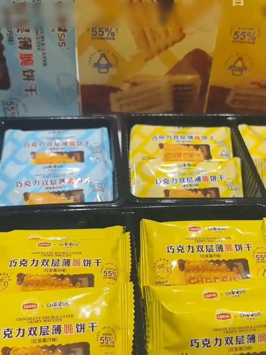 今天,我小外甥说:小姨,你抓紧拍这个巧克力饼干,拍完我就可以吃了,哈哈