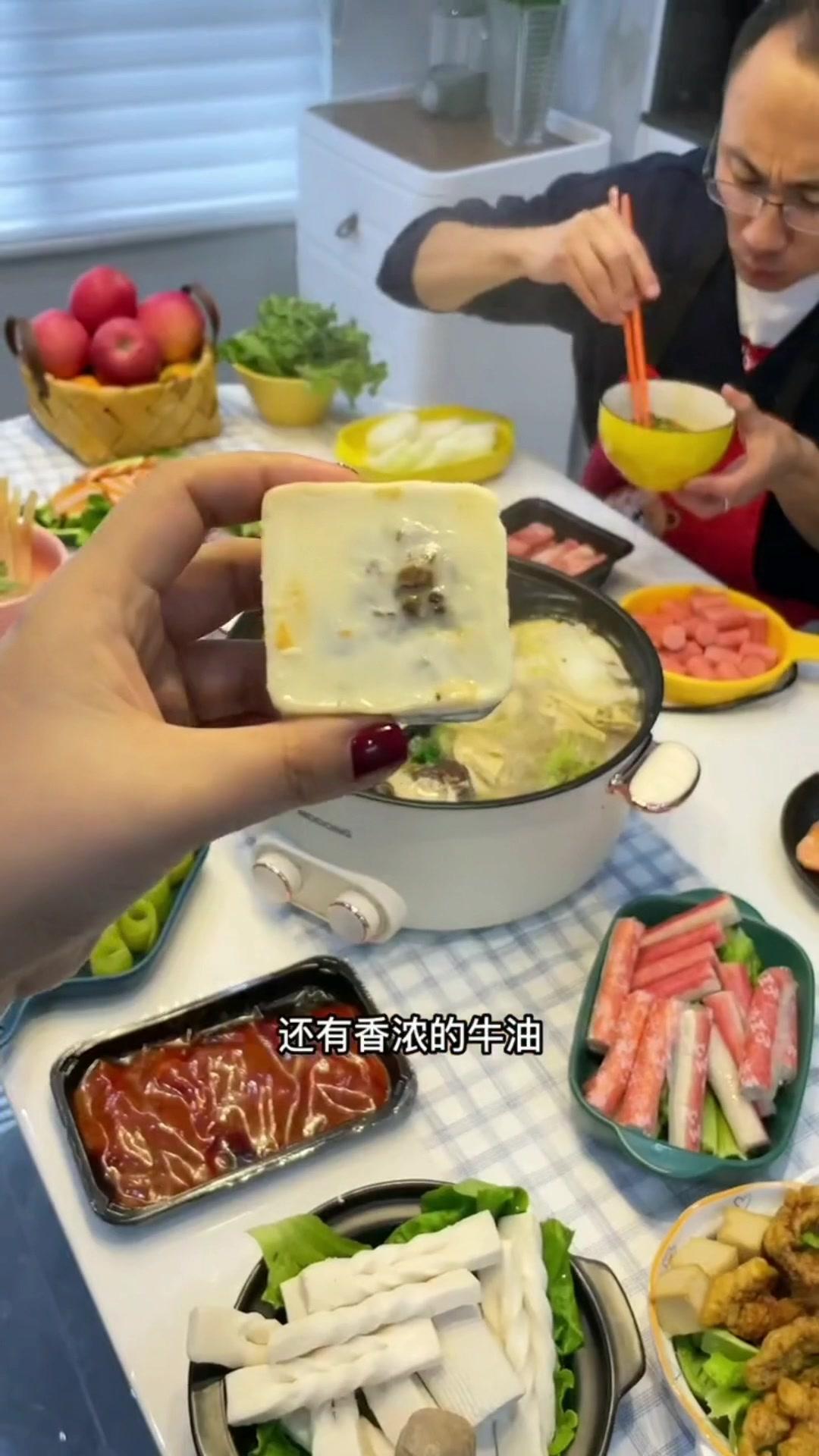 老人小孩一点吃不辣的,用这个菌汤火锅底料的,又鲜又浓特好吃,火锅底料 菌汤火锅